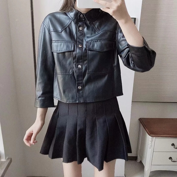 Cămașă scurtă din piele ecologică cu nasturi și buzunare de culoare neagră