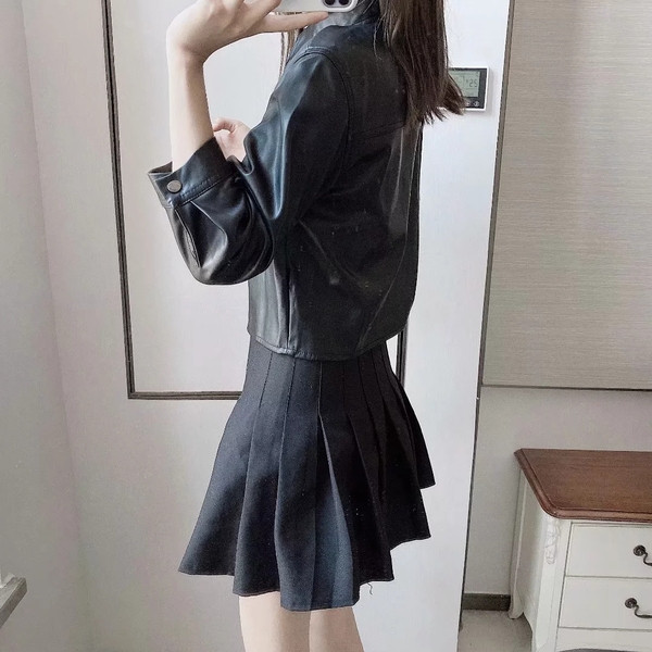 Cămașă scurtă din piele ecologică cu nasturi și buzunare de culoare neagră