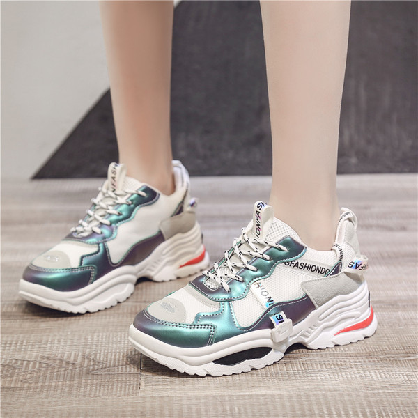 Αθλητικά casual γυναικεία αθλητικά παπούτσια με λουριά και χοντρή πλατφόρμα σε λευκό και μαύρο χρώμα