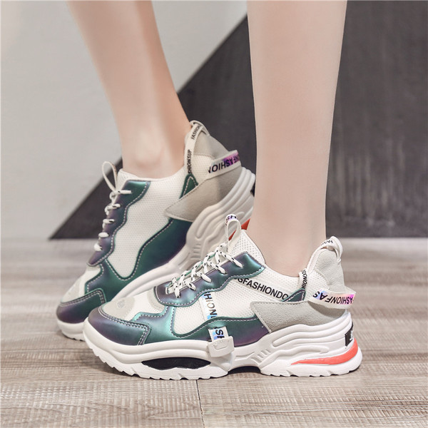 Αθλητικά casual γυναικεία αθλητικά παπούτσια με λουριά και χοντρή πλατφόρμα σε λευκό και μαύρο χρώμα