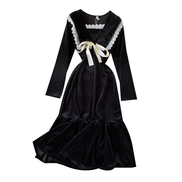 Modern női bársonyruha szalaggal és csipkével, fekete színben