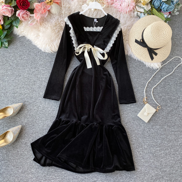 Modern női bársonyruha szalaggal és csipkével, fekete színben