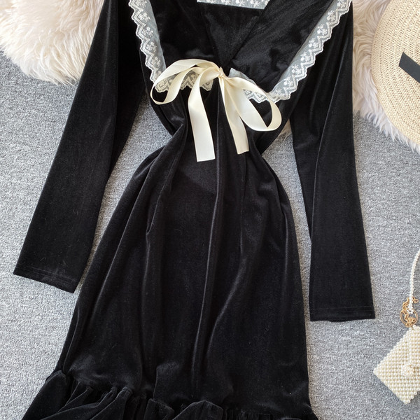 Modern női bársonyruha szalaggal és csipkével, fekete színben