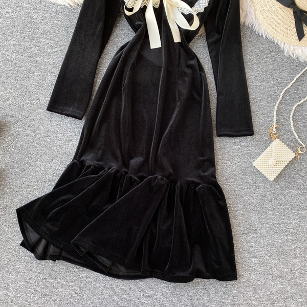 Modern női bársonyruha szalaggal és csipkével, fekete színben