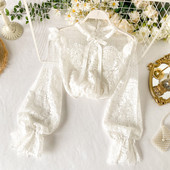 Modern női csipkeing szalaggal a gallérján fehér és fekete színben