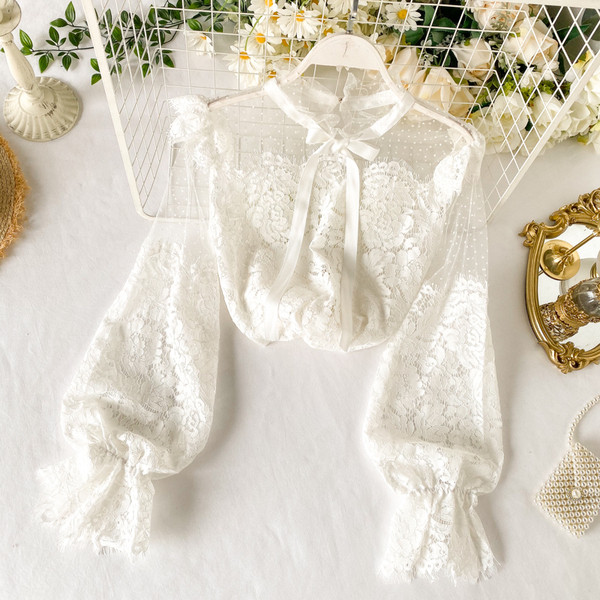 Modern női csipkeing szalaggal a gallérján fehér és fekete színben