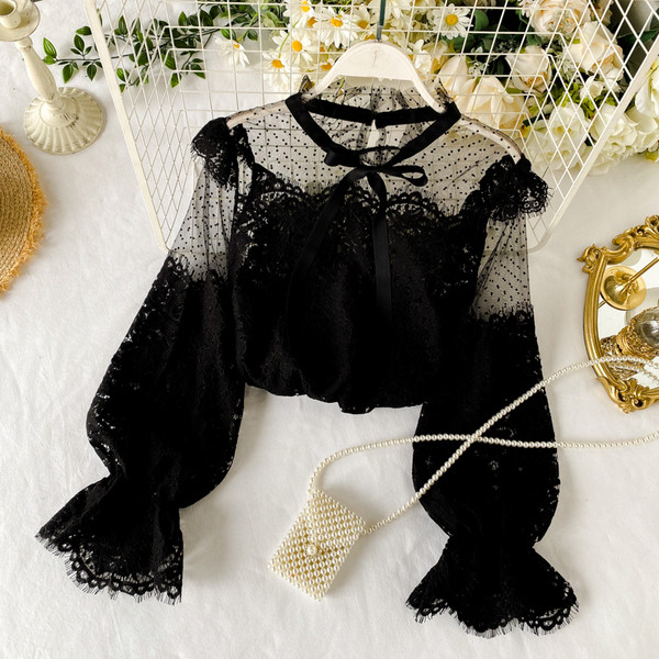 Modern női csipkeing szalaggal a gallérján fehér és fekete színben