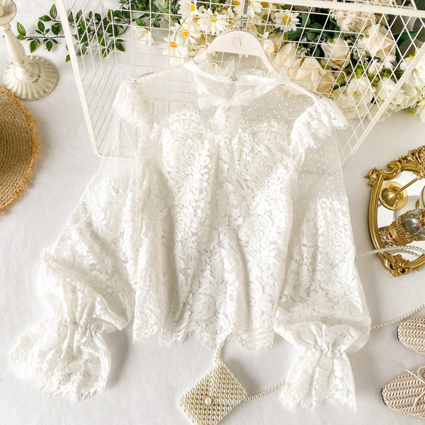 Modern női csipkeing szalaggal a gallérján fehér és fekete színben