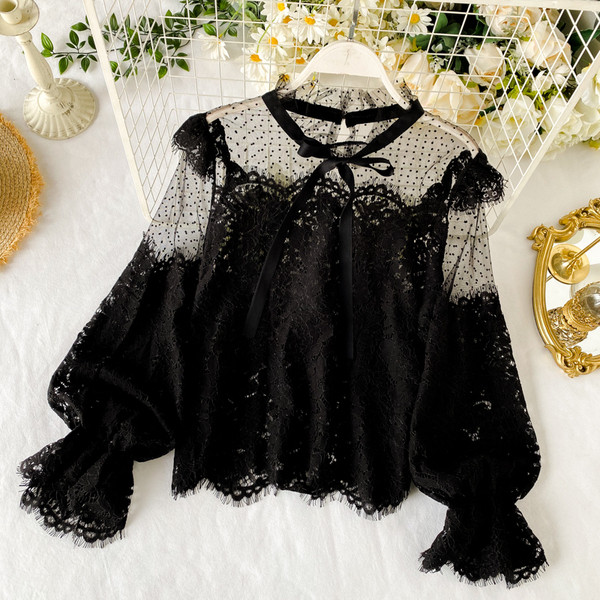 Modern női csipkeing szalaggal a gallérján fehér és fekete színben