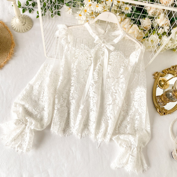 Modern női csipkeing szalaggal a gallérján fehér és fekete színben