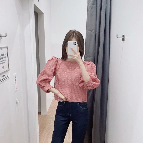 Κοντομάνικη γυναικεία μπλούζα  με  βολάν  μανίκι 7/8 σε ροζ χρώμα