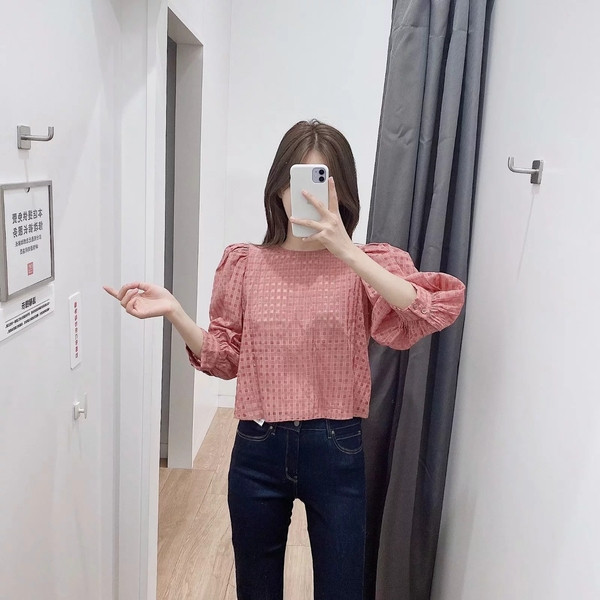 Κοντομάνικη γυναικεία μπλούζα  με  βολάν  μανίκι 7/8 σε ροζ χρώμα