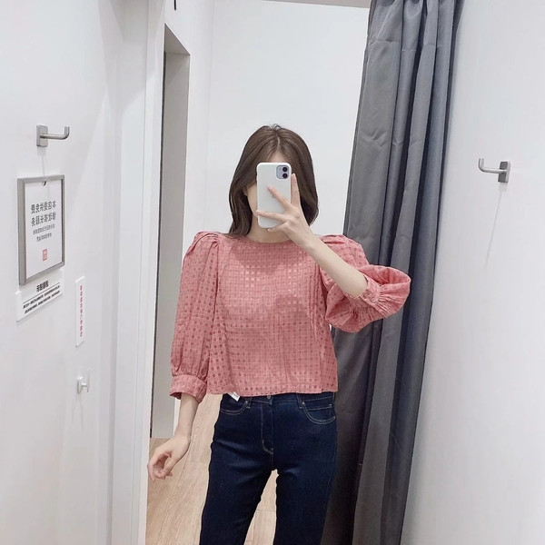 Κοντομάνικη γυναικεία μπλούζα  με  βολάν  μανίκι 7/8 σε ροζ χρώμα