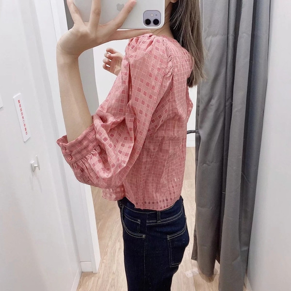 Κοντομάνικη γυναικεία μπλούζα  με  βολάν  μανίκι 7/8 σε ροζ χρώμα