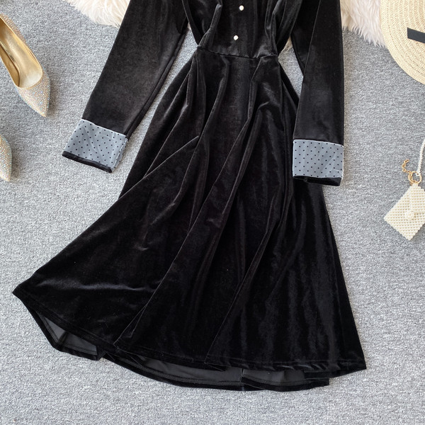Μοντέρνο γυναικείο φόρεμα από βελούδο με ψηλό γιακά από τούλι σε μαύρο χρώμα