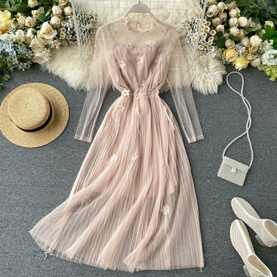 Hosszú női tüllruha 3D-s virágokkal, fehér és rózsaszín színben