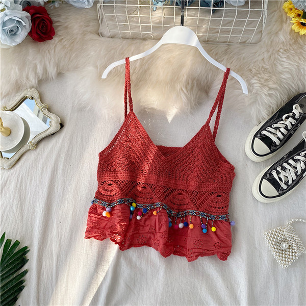 Modern női kötött felső, vékony pántokkal és piros gyöngyökkel