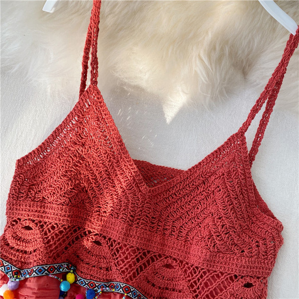 Modern női kötött felső, vékony pántokkal és piros gyöngyökkel