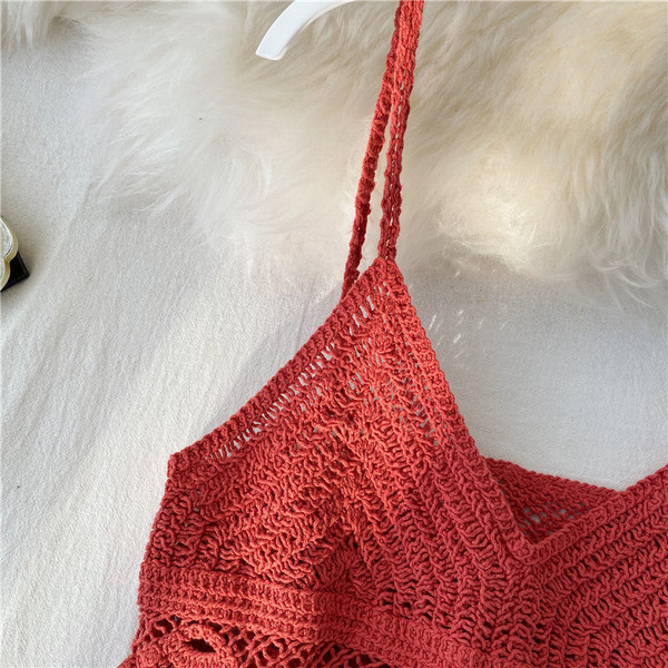 Modern női kötött felső, vékony pántokkal és piros gyöngyökkel