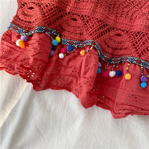 Modern női kötött felső, vékony pántokkal és piros gyöngyökkel