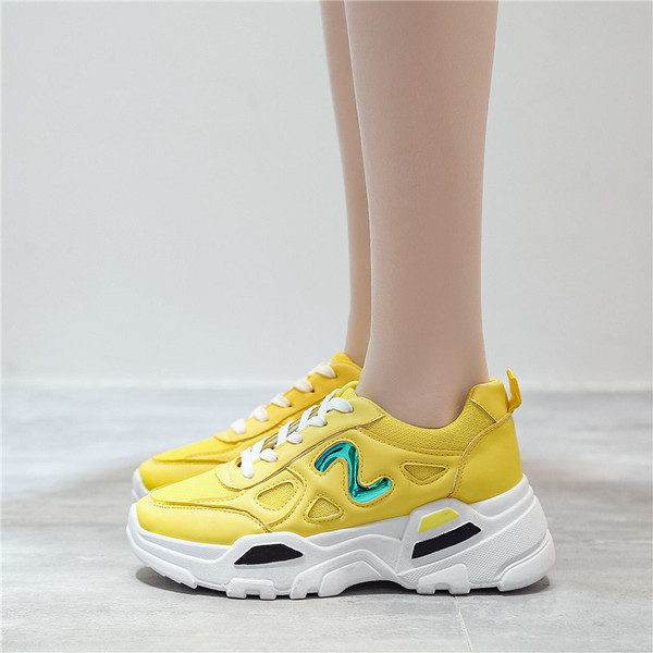 Γυναικεία αθλητικά  παπούτσια casual με παχιά πλατφόρμα  και κορδόνια σε κίτρινο, λευκό και μαύρο χρώμα
