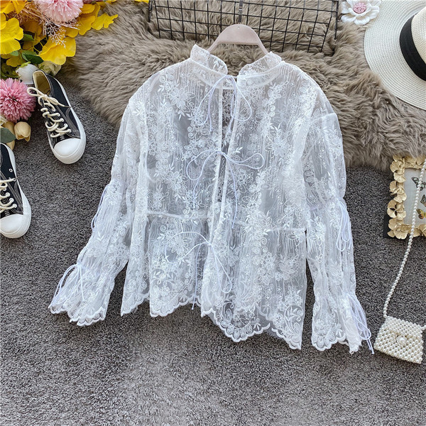 Κομψό γυναικείο πουκάμισο από δαντέλα με κεντήματα και κορδόνια σε λευκό, μαύρο και μπεζ χρώμα