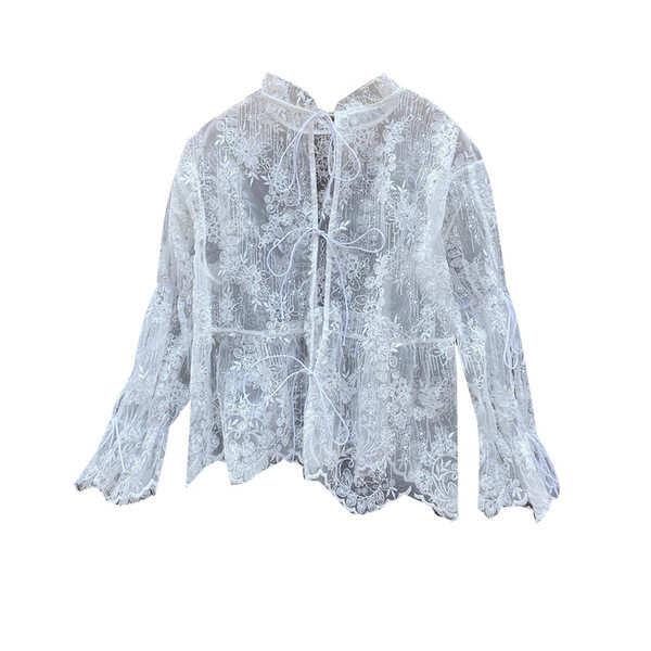 Κομψό γυναικείο πουκάμισο από δαντέλα με κεντήματα και κορδόνια σε λευκό, μαύρο και μπεζ χρώμα