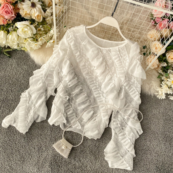 Μοντέρνα γυναικεία μπλούζα με δαντέλα και βολάν σε ροζ, άσπρο, μαύρο και μπεζ χρώμα