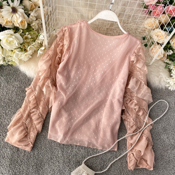 Μοντέρνα γυναικεία μπλούζα με δαντέλα και βολάν σε ροζ, άσπρο, μαύρο και μπεζ χρώμα