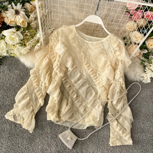 Μοντέρνα γυναικεία μπλούζα με δαντέλα και βολάν σε ροζ, άσπρο, μαύρο και μπεζ χρώμα