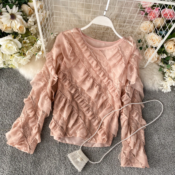 Μοντέρνα γυναικεία μπλούζα με δαντέλα και βολάν σε ροζ, άσπρο, μαύρο και μπεζ χρώμα