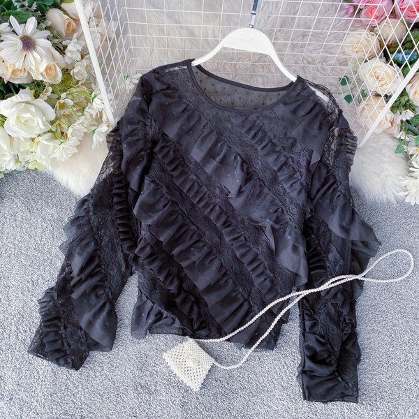 Μοντέρνα γυναικεία μπλούζα με δαντέλα και βολάν σε ροζ, άσπρο, μαύρο και μπεζ χρώμα