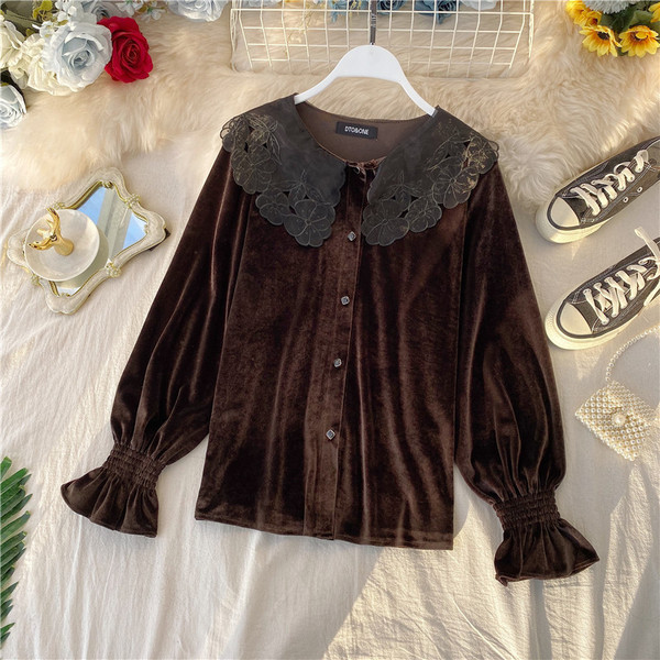 Modern női bársony ing csipkegallérral és gombokkal barna és fekete színben