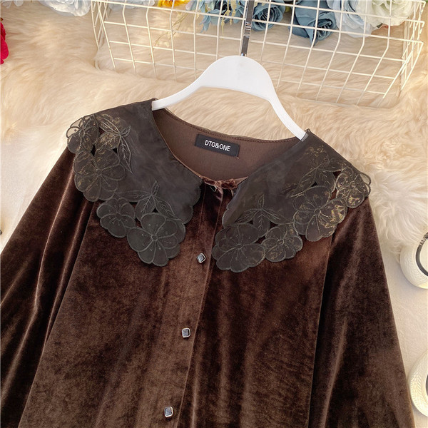Modern női bársony ing csipkegallérral és gombokkal barna és fekete színben