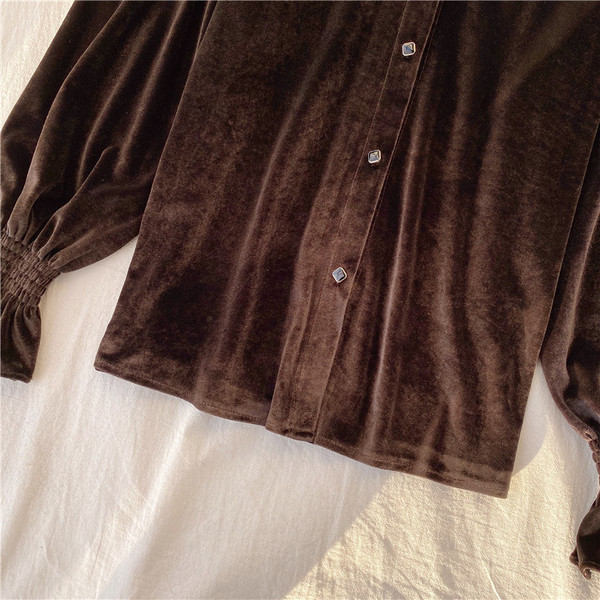 Modern női bársony ing csipkegallérral és gombokkal barna és fekete színben