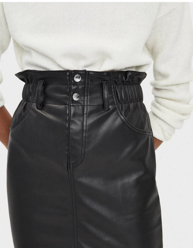Γυναικεία φούστα οικολογικό δερμάτινη  σε μαύρο χρώμα με ελαστική μέση και σχίσιμο