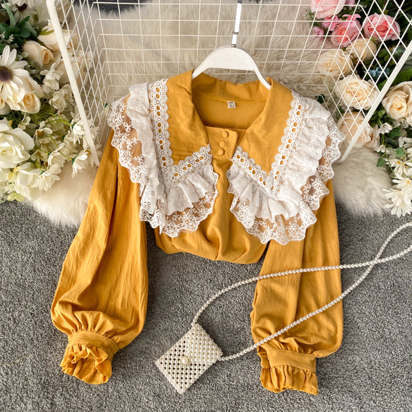 Μοντέρνο γυναικείο πουκάμισο με δαντέλα σε κίτρινο και καφέ χρώμα