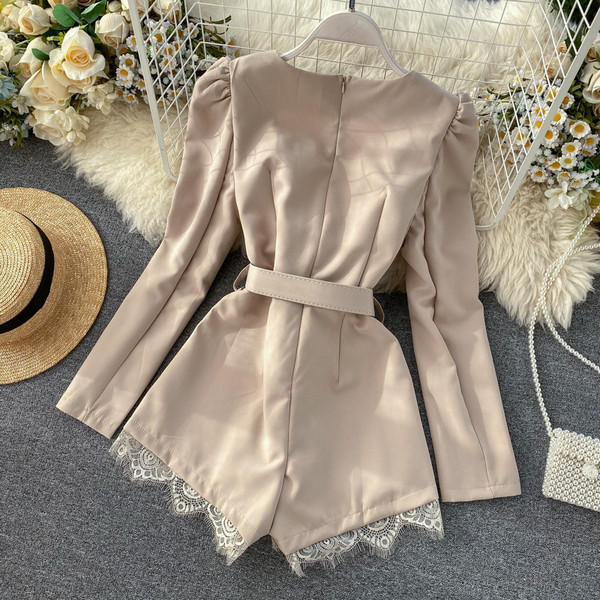 Modern női overál övvel, hosszú ujjal és csipkével, fehér, fekete és bézs színben