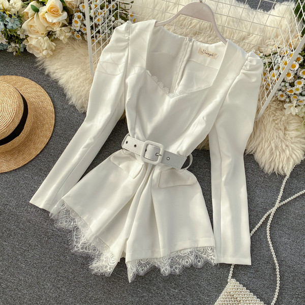 Modern női overál övvel, hosszú ujjal és csipkével, fehér, fekete és bézs színben