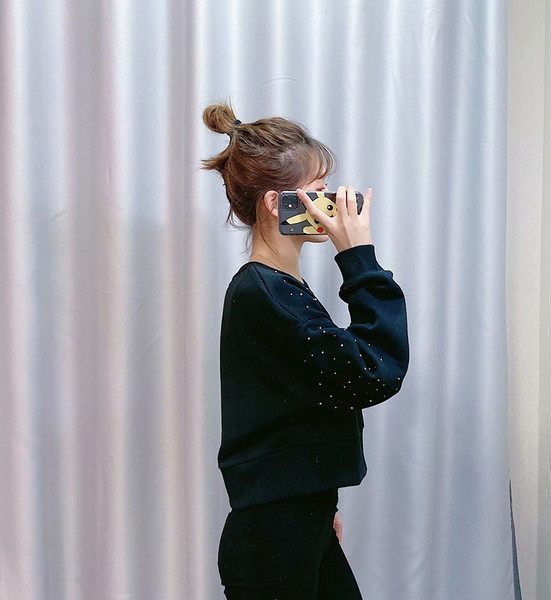 Μοντέρνο κοντό φούτερ σε μαύρο χρώμα και διακόσμηση - πέτρες