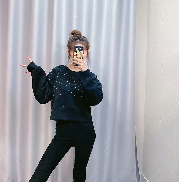 Μοντέρνο κοντό φούτερ σε μαύρο χρώμα και διακόσμηση - πέτρες