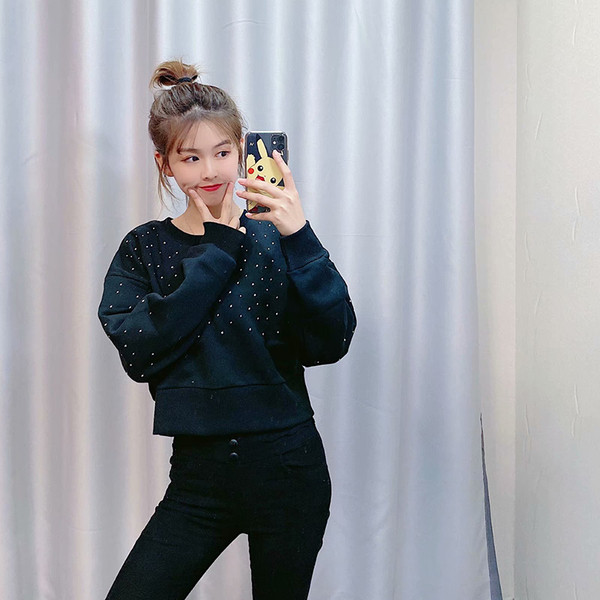 Μοντέρνο κοντό φούτερ σε μαύρο χρώμα και διακόσμηση - πέτρες