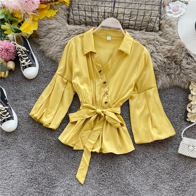 Stílusos női ing spitz nyakkivágással és derékkötővel kék, fehér, sárga, zöld és piros színben