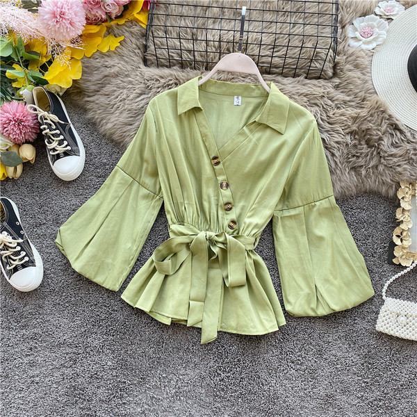 Stílusos női ing spitz nyakkivágással és derékkötővel kék, fehér, sárga, zöld és piros színben