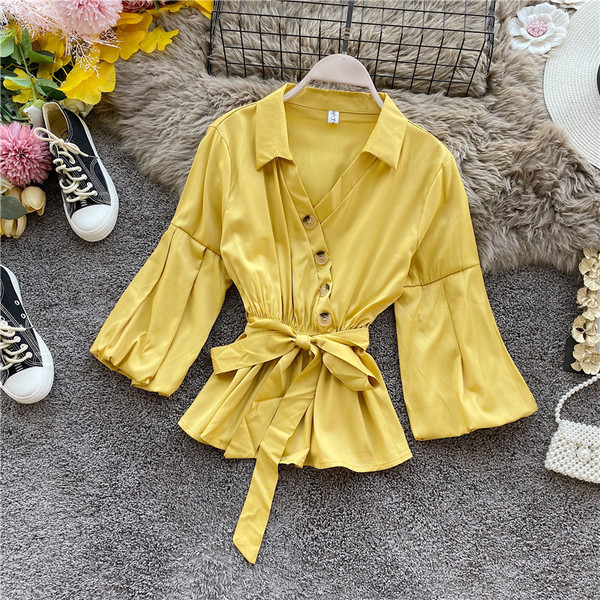 Stílusos női ing spitz nyakkivágással és derékkötővel kék, fehér, sárga, zöld és piros színben