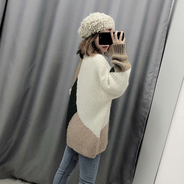 Μακρύ χειμερινό πουλόβερ με ωοειδές λαιμόκοψη σε καφέ  χρώμα με χρωματιστό  μοτίβο 