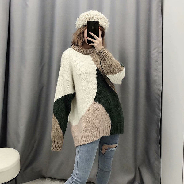 Μακρύ χειμερινό πουλόβερ με ωοειδές λαιμόκοψη σε καφέ  χρώμα με χρωματιστό  μοτίβο 