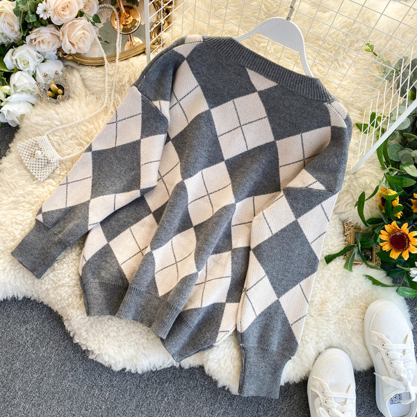 Γυναικείο πουλόβερ με V-λαιμόκοψη σε κίτρινο, γκρι και μπεζ χρώμα