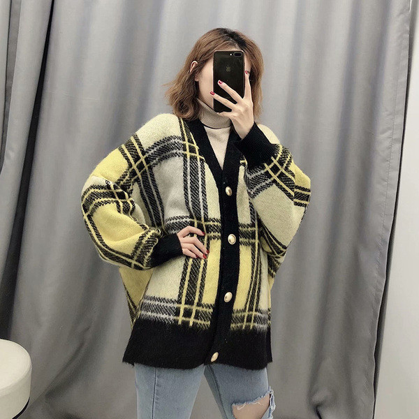 Hosszú vastag kockás mellény gombokkal és mély nyakkivágással, sárga színben