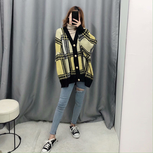 Hosszú vastag kockás mellény gombokkal és mély nyakkivágással, sárga színben